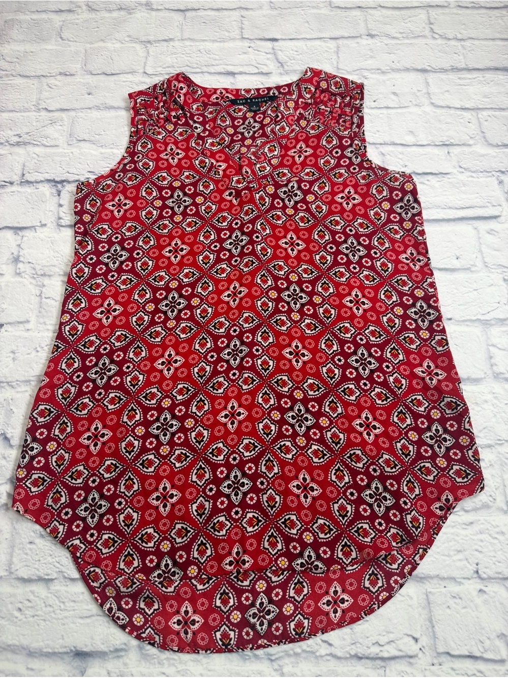 Zac & Rachel Red/Black Patterned Sleeveless V-Neck Top. Size Small.